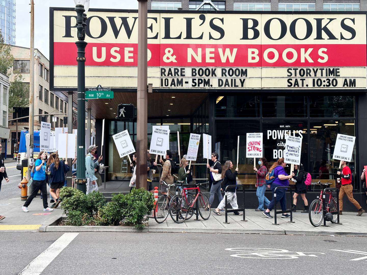 Los trabajadores de Powell cerraron Book City con una huelga de un día