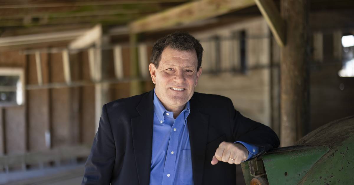 Nicholas Kristof ingresa oficialmente a la escuela primaria demócrata para gobernador